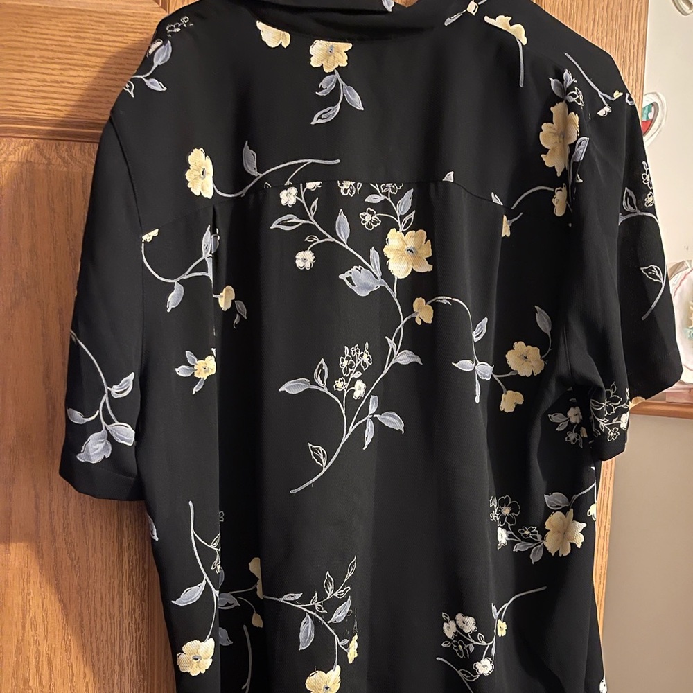 Button down flower shirt - Picture 2 of 4